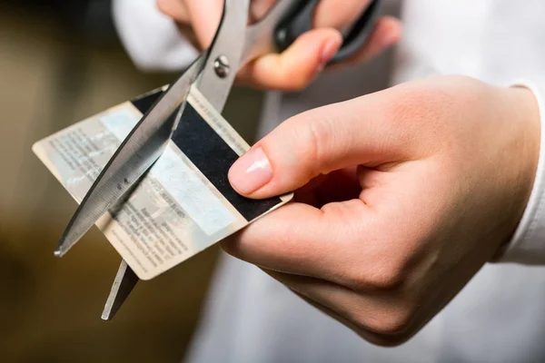 Передача банківської картки, реквізитів рахунку або доступу до інтернет-банкінгу іншій людині може створити для власника серйозні юридичні ризики, — повідомляє юридична компанія WINNER.► Читайте телеграм-канал «Мінфіну»: головні фінансові новиниЛегкий заробіток може мати серйозні наслідкиВерховна Рада ухвалила за основу законопроєкт № 16013, який передбачає посилення відповідальності за незаконне використання платіжних інструментів.