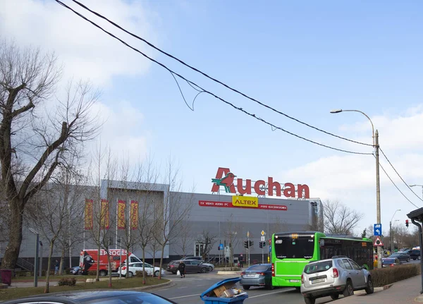 Российские власти передали активы международных корпораций Auchan и Nestlé во «временное управление» малоизвестной компании, которой руководит бывший высокопоставленный чиновник МВД РФ.