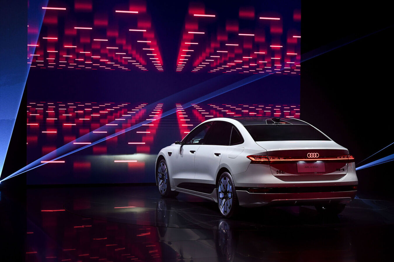 Audi оказалась в необычной ситуации: немецкий автопроизводитель пытается заблокировать у себя на родине продажу электромобилей, которые фактически были созданы с его участием.