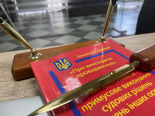 Юристы советуют не пытаться «спрятать» деньги от исполнителей, и регулярно проверять себя в Едином реестре должников