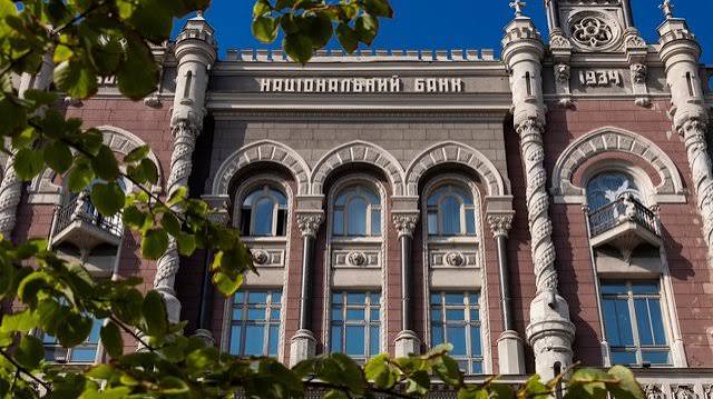 Валютна стійкість України дедалі більше залежить від того, чи вистачатиме зовнішнього фінансування для покриття розриву між потребами в імпорті та можливостями експорту.