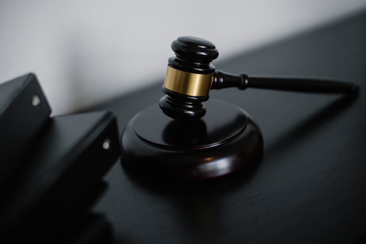 У певних випадках примусове виконання судового рішення може бути тимчасово зупинене.