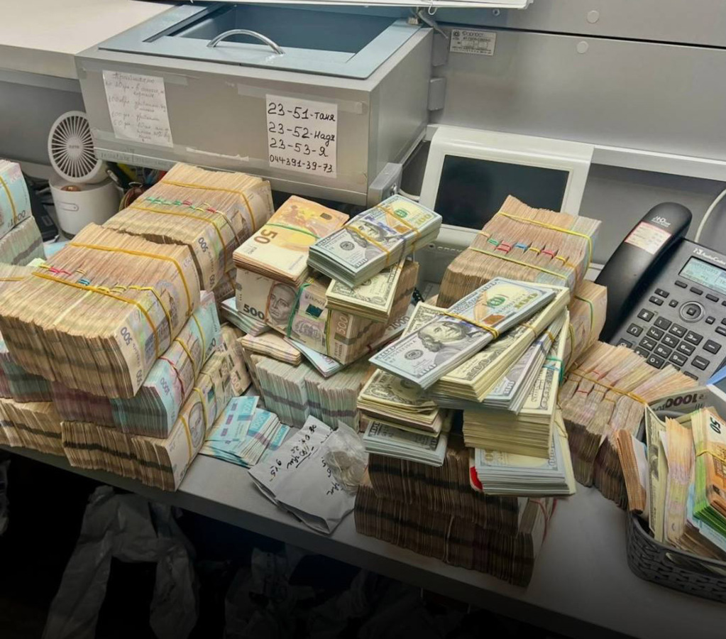 Более 630 млн грн в разной валюте изъяло БЭБ во время обысков по делу о масштабной сети нелегальных обменников.