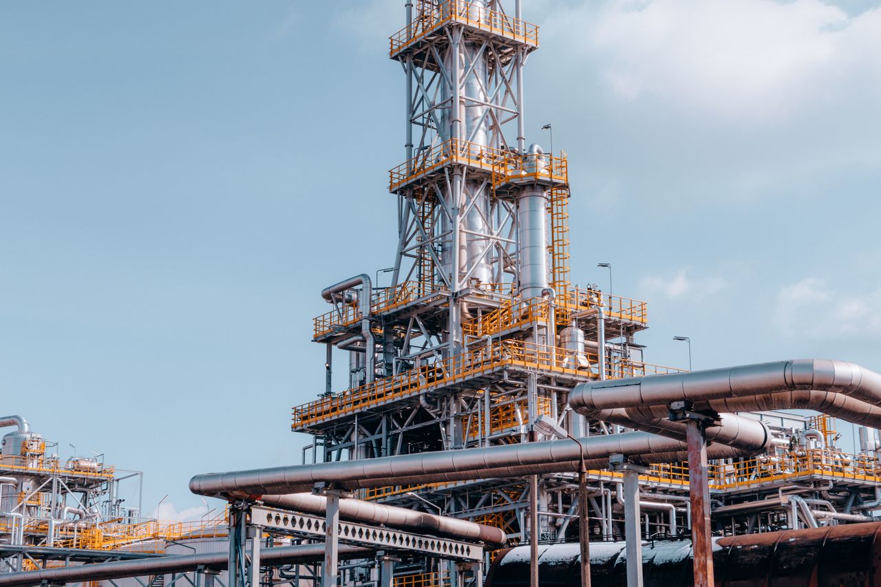 Американські нафтопереробники різко збільшили прибутки через зростання цін на паливо, спричинене війною США та Ізраїлю проти Ірану та українськими ударами по російських НПЗ.