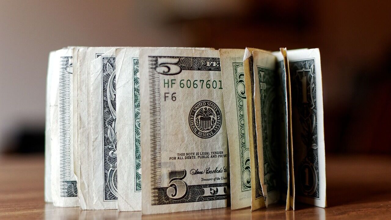 Початок місяця та кварталу вже позаду, тож робота українського бізнесу та держструктур, попри обстріли росії, входить до звичайного ділового ритму.