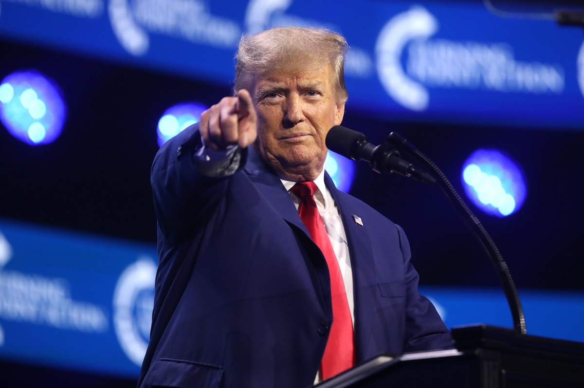 Президент США Дональд Трамп продолжает продвигать идею единовременной выплаты американцам в размере $5000 в случае победы республиканцев на промежуточных выборах.