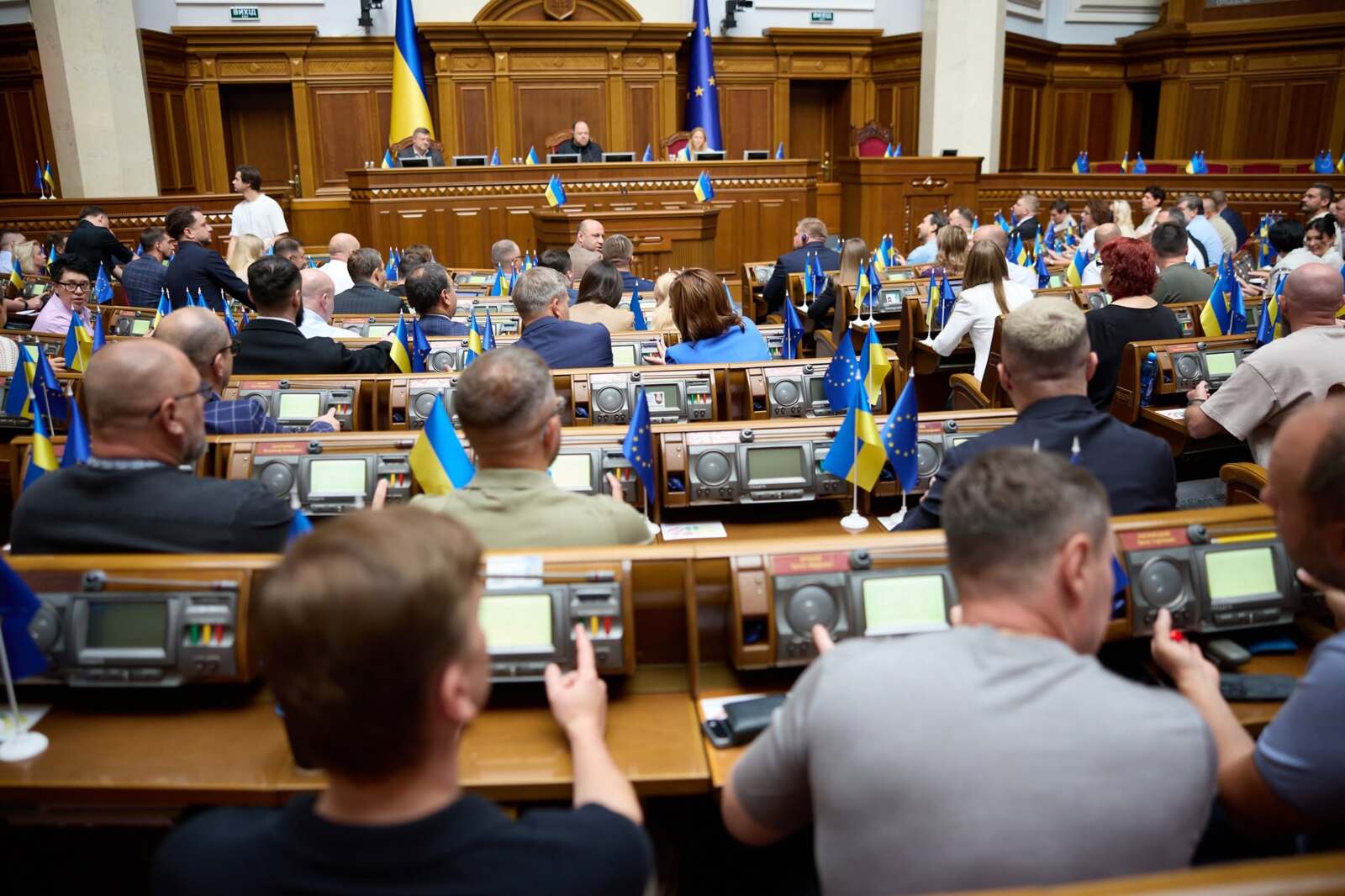 В Верховной Раде предлагают увеличить максимальную продолжительность рабочей недели для несовершеннолетних и разрешить им работать в выходные.