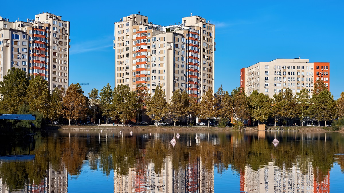 Українці, які живуть за кордоном, перед продажем квартири чи іншої нерухомості в Україні мають перевірити не лише строк володіння майном, а й свій податковий статус.