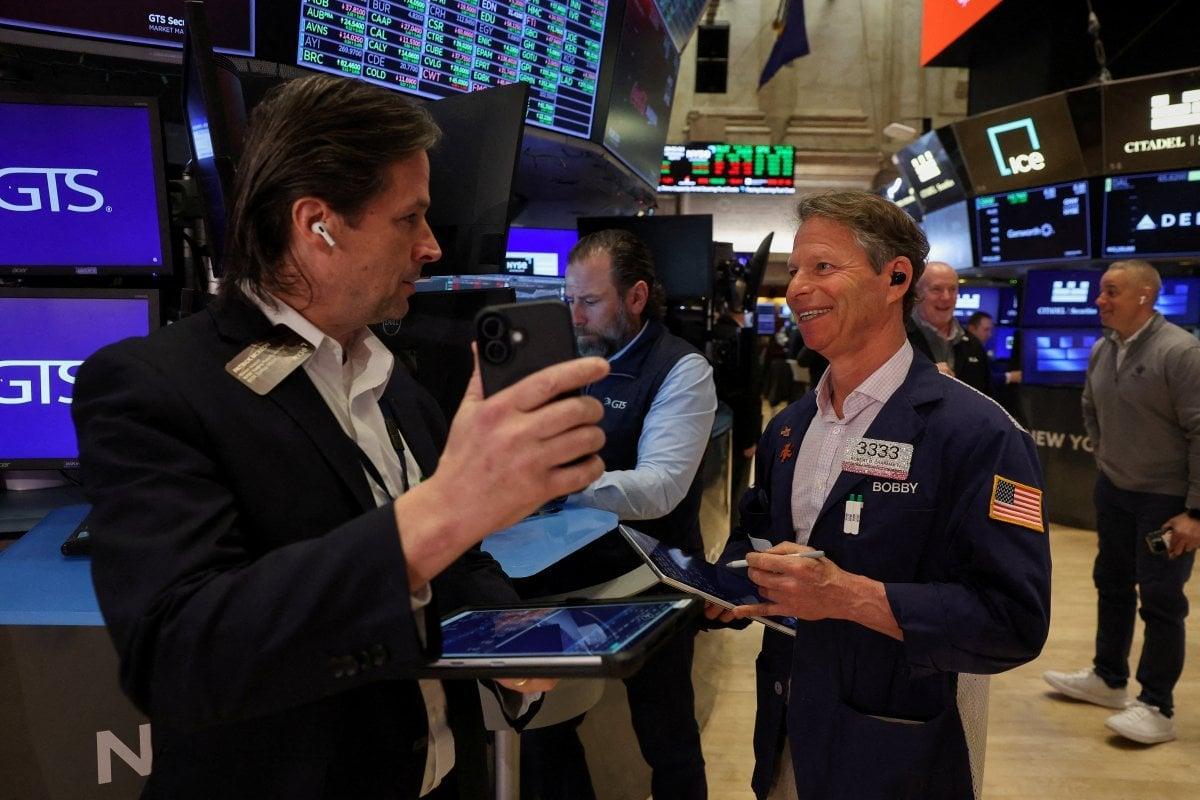 5 октября 2026 года фондовые индексы США показали рост, при этом Nasdaq Composite достиг рекордного уровня, закрывшись на отметке 27 477,31.