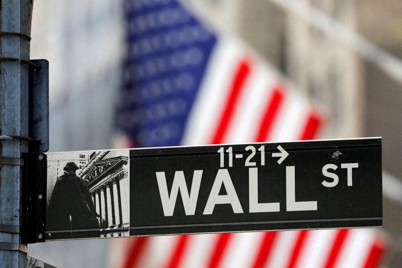 По данным аналитиков ParadTrade, 8 октября 2026 года фондовые рынки США, включая индексы S&P 500 и Nasdaq, снизились после достижения рекордных уровней.