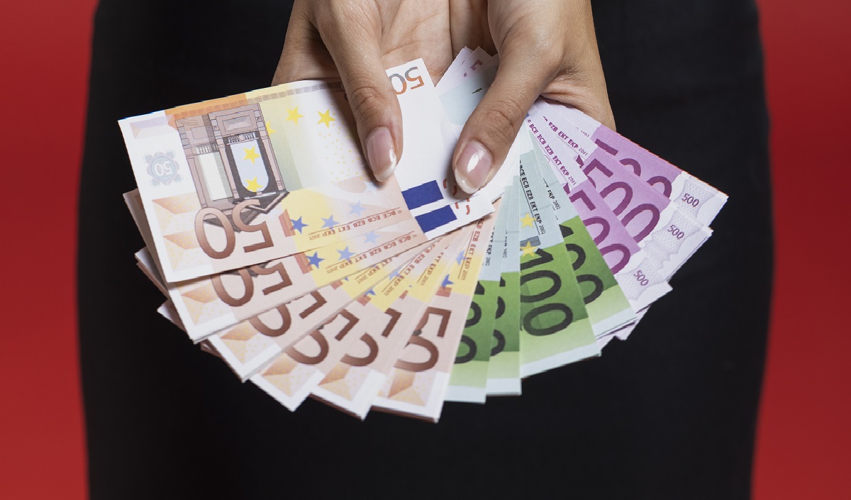 Евро опустилось до $1,1174, самого низкого уровня за 17 месяцев, и рынок все больше опасается, что проблемы еврозоны от высоких цен на энергоносители до бюджетной нестабильности отдельных стран будут усугубляться.