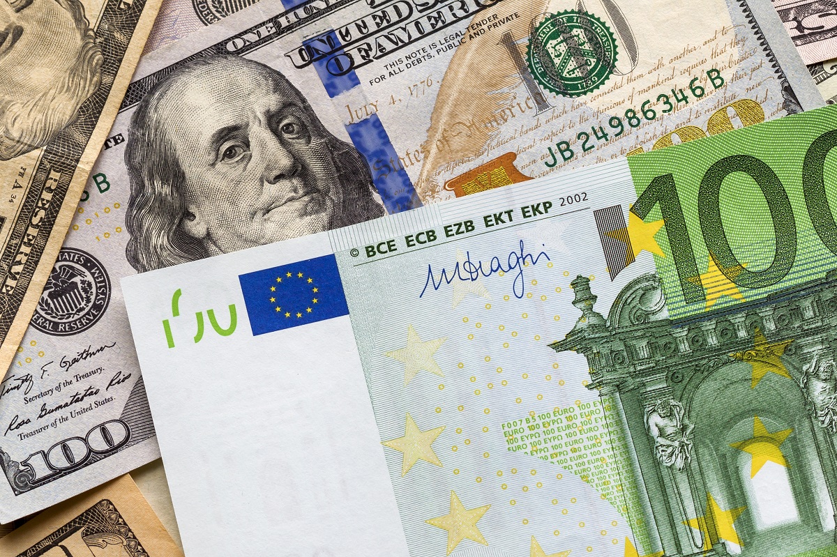 Национальный банк Украины установил официальный курс валют на выходные — 9−12 октября.
