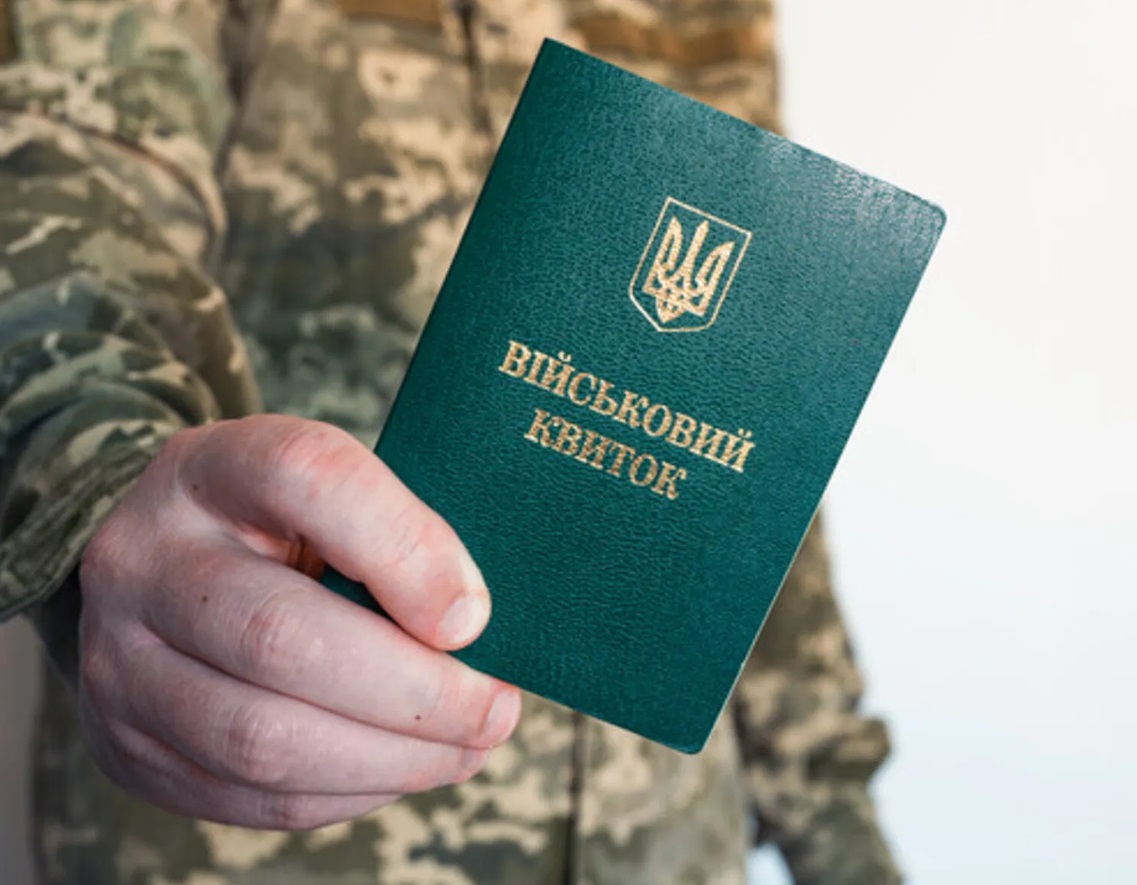 Закон не запрещает вручать повестки в общественных местах, но военнослужащие ТЦК не вправе останавливать для этого транспорт.
