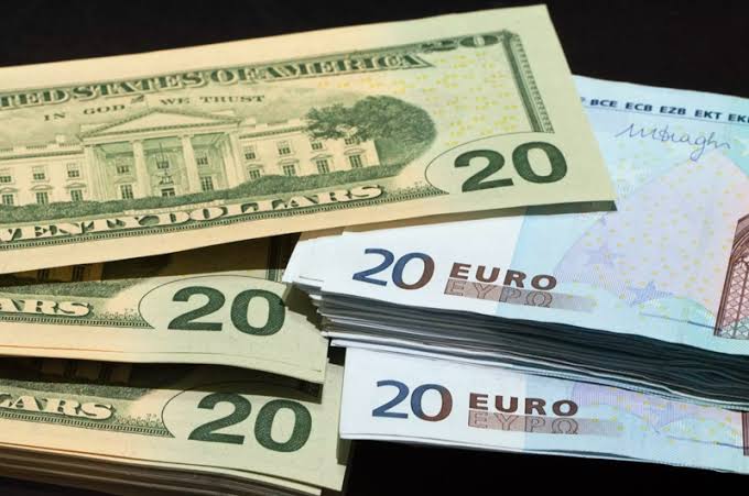 Українцям не варто очікувати одностайності в цінниках обмінних пунктів: фінансові компанії не готові брати на себе курсові ризики та виставляють вартість валют, орієнтуючись на запаси готівки й попит у конкретному регіоні.