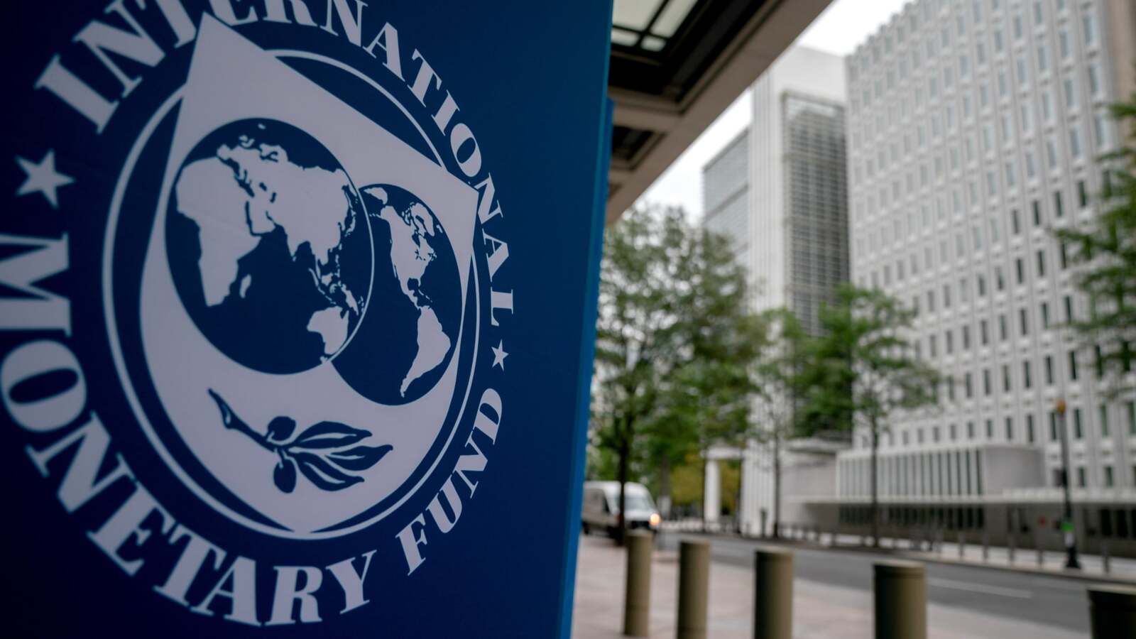Международный валютный фонд в октябрьском World Economic Outlook сохранил оценку роста ВВП на уровне 1% по сравнению с 1,8% в прошлом году, передает корреспондент агентства «Интерфакс-Украина» по ежегодному собранию МВФ и Всемирного банка в Бангкоке.► Читайте страницу «Минфина» в фейсбуке: главные финансовые новостиМВФ сохранил прогноз роста ВВП Украины на 2026 годМеждународный валютный фонд сохранил прогноз роста экономики Украины в 2026 году в диапазоне 1−1,6%, а в следующем году ожидает ускорение роста ВВП до 3,5%.