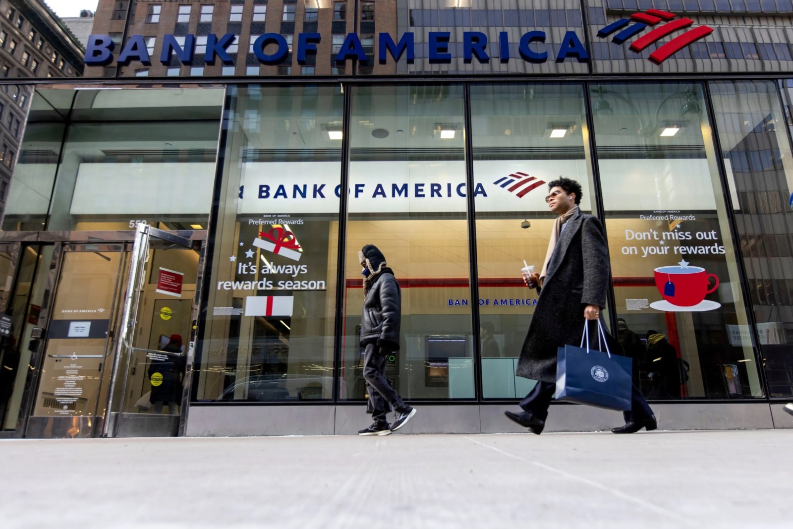 Міністерство фінансів США повідомило про призначення Bank of America штрафу у розмірі $1,2 млрд за порушення законодавства про протидію відмиванню грошей та дотриманню санкцій.► Читайте телеграм-канал «Мінфіну»: головні фінансові новиниЗа що оштрафувалиЦе третє за величиною стягнення історія відомства.