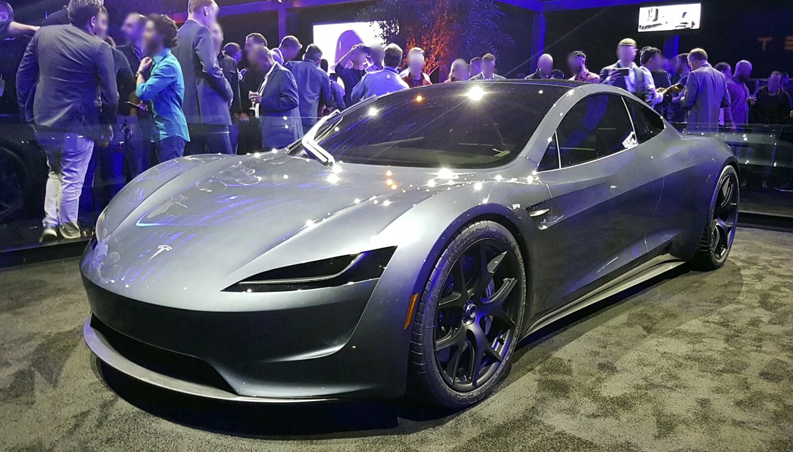 Tesla представила нове покоління електричного спорткара Roadster, який у демонстрації зміг піднятися над землею, виконати маневр у повітрі та приземлитися на колеса за допомогою реактивних прискорювачів.
