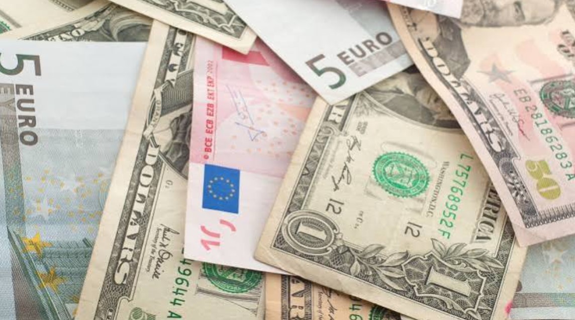 Попри геополітичну напруженість, збереження котирувань нафти вище $100 за барель і помітні коливання пари євро/долар, український ринок завершив робочий тиждень без потрясінь.