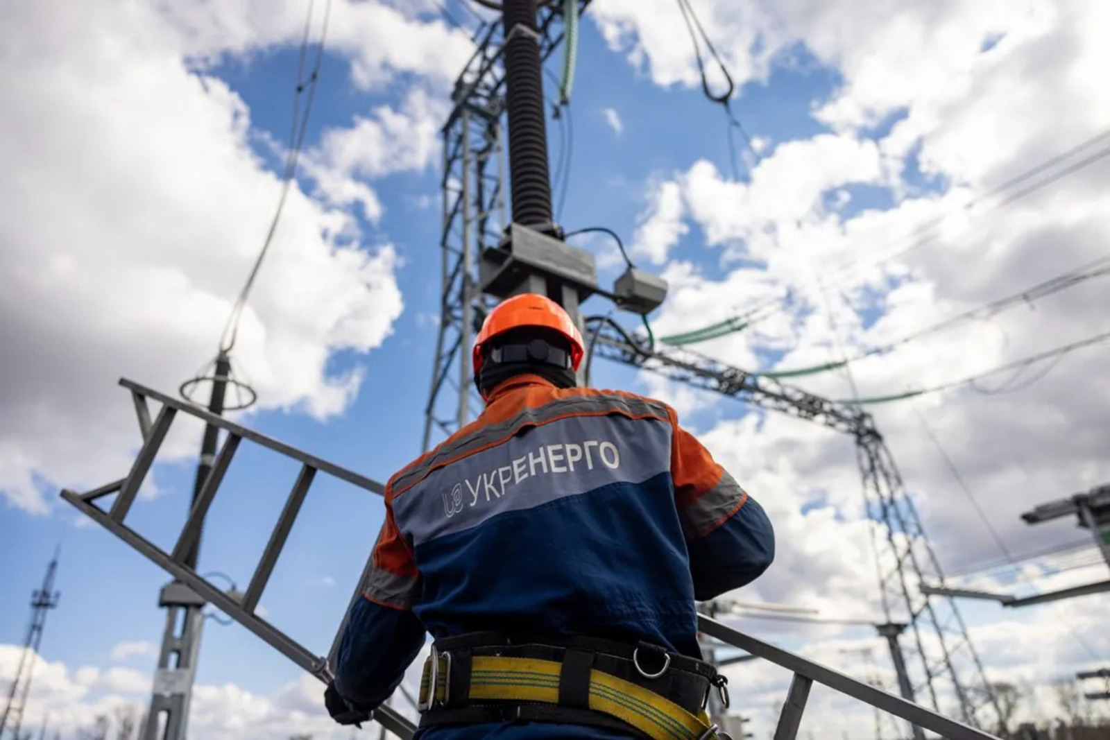Национальная энергетическая компания «Укрэнерго» завершила реструктуризацию своих гарантированных «зеленых» облигаций устойчивого развития, выпущенных в 2021 году, на сумму $825 миллионов с доходностью 6,875% и сроком погашения в 2028 году.