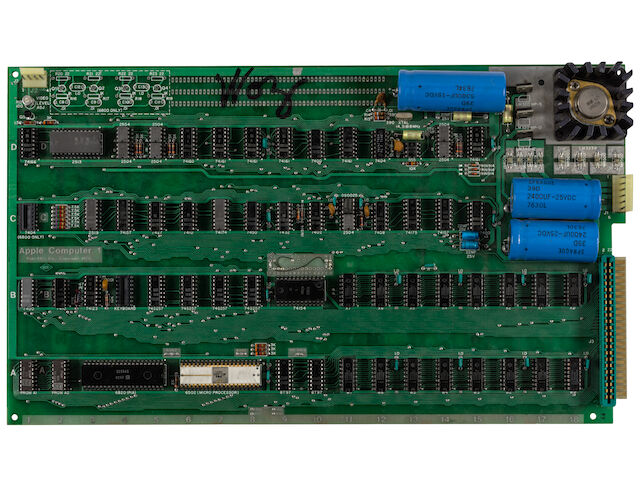 На аукционе Bonhams был продан рабочий компьютер Apple-1 в 1976 году за $1 148 200 с учетом комиссии покупателя.