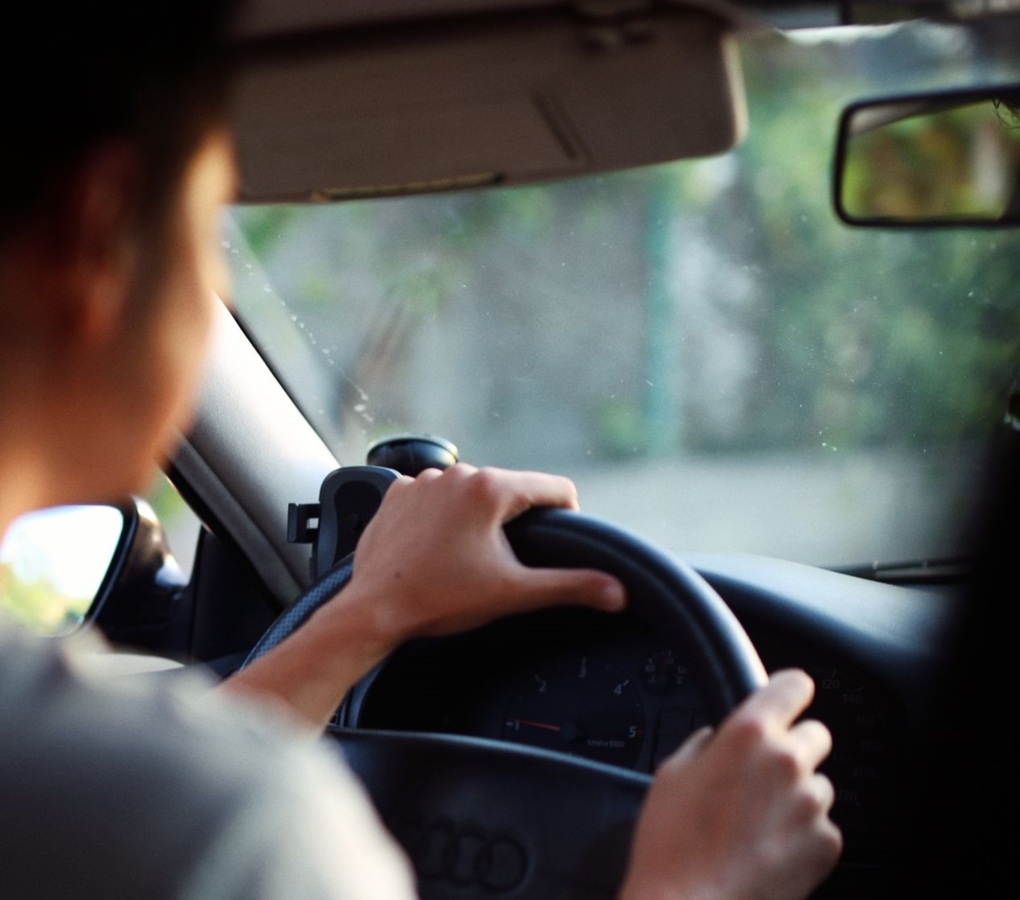 В Україні пропонують дозволити керувати легковими автомобілями з 17 років у супроводі досвідченого водія.