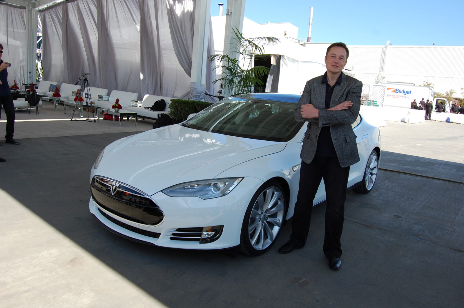 Tesla має намір почати продаж безпілотних роботаксі Cybercab широкому загалу до кінця 2026 року.