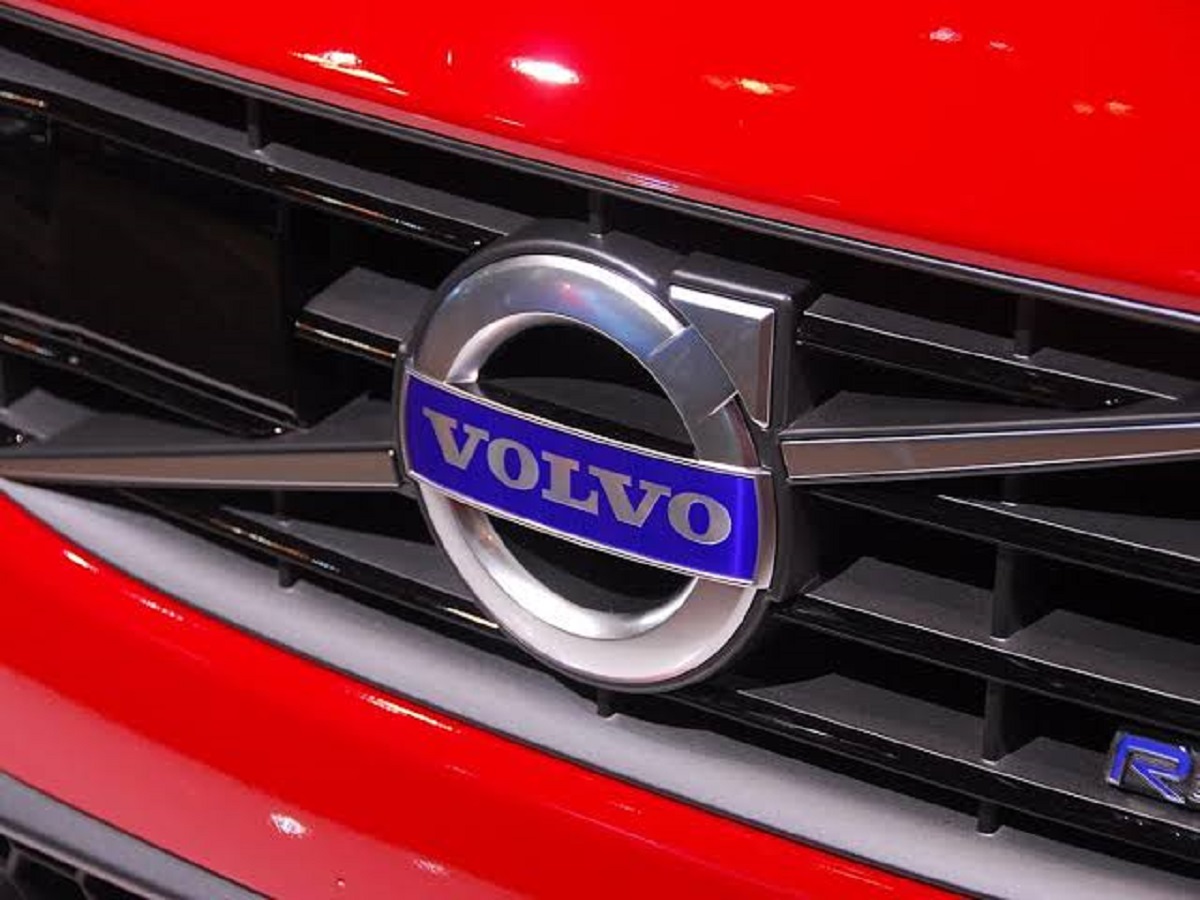 Как сообщает Investing.com, шведский автопроизводитель Volvo Cars завершил третий квартал 2026 года с операционным убытком в 3,7 млрд шведских крон (около $373 млн), в то время как годом ранее компания получила прибыль в 5,8 млрд крон.