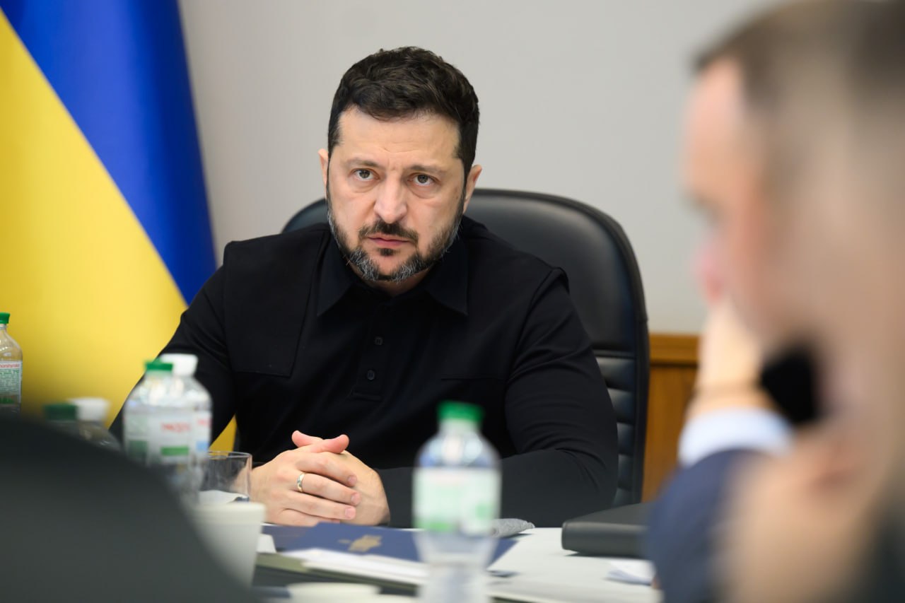 Президент Володимир Зеленський підписав три податкові закони, від яких залежить отримання нових траншів допомоги від ЄС і МВФ.