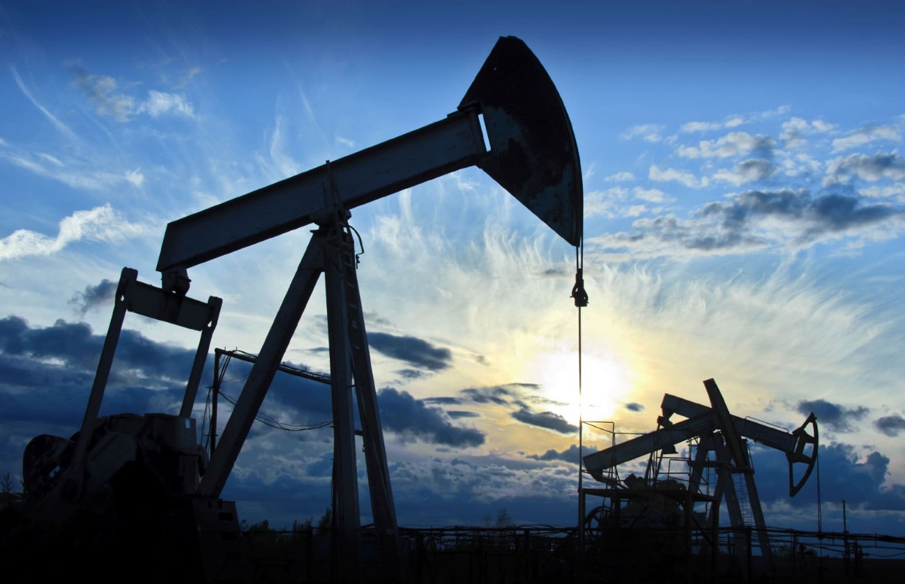 Мировые цены на нефть снизились после скачка почти до $117 за баррель, однако в Украине горючее в течение последнего месяца продолжало дорожать.