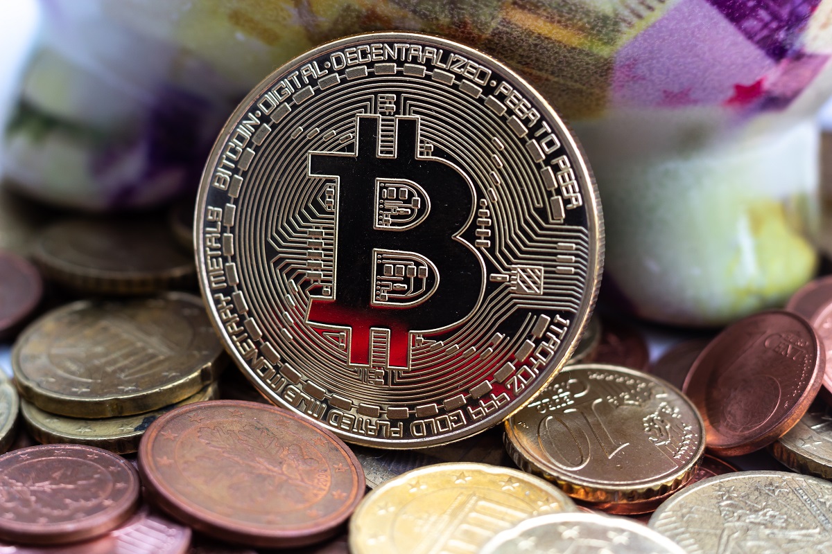 Биткоин опустился в район $79 600 и пытается удержать психологическую отметку в $80 000.