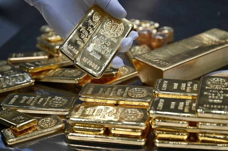 За даними аналітиків ParadTrade, ціни на золото знизилися нижче за $4,100, торгуючись близько $4,078, що відповідає зниженню на 1,5% за день.