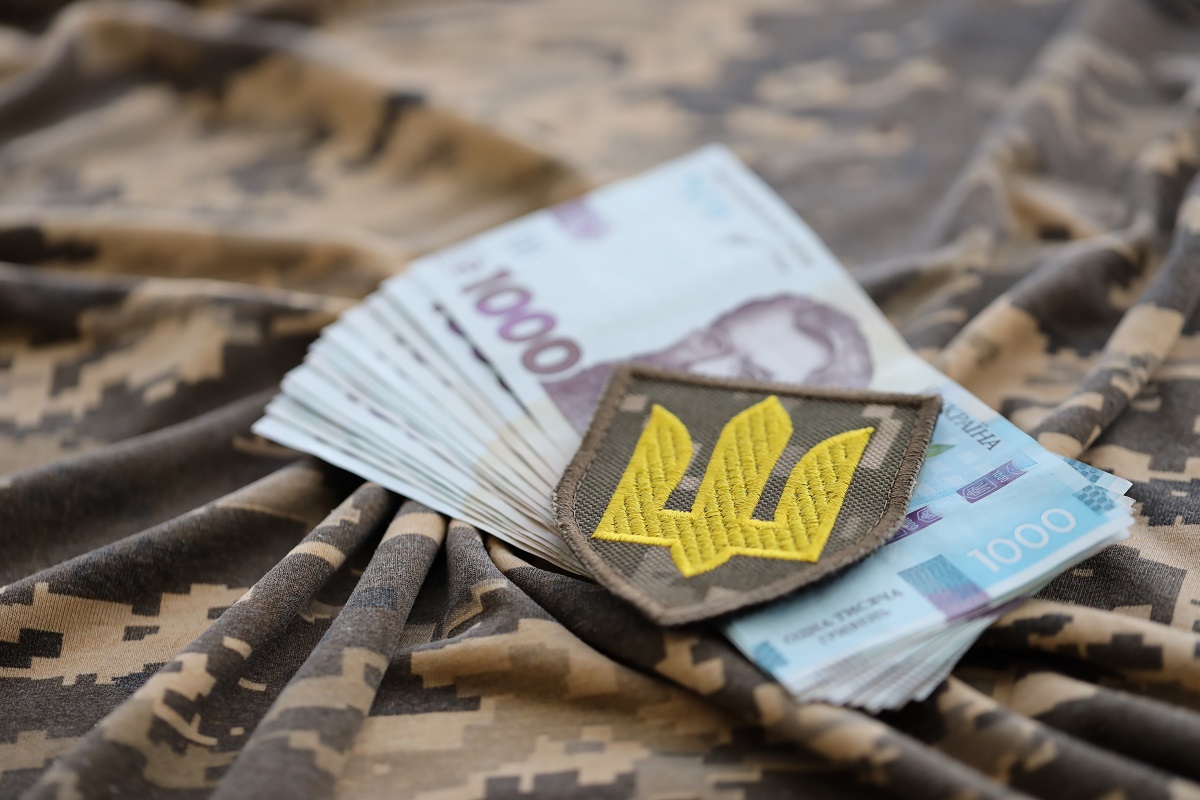 Жены и мужья мобилизованных военнослужащих имеют право не платить проценты за пользование кредитами, штрафы и пеню в течение всего периода службы их партнеров.