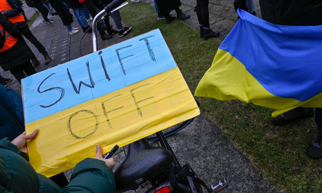 Россию отключают от SWIFT: началась подготовка к применению санкции