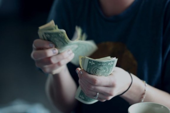 НБУ разрешил снимать наличные с валютных счетов