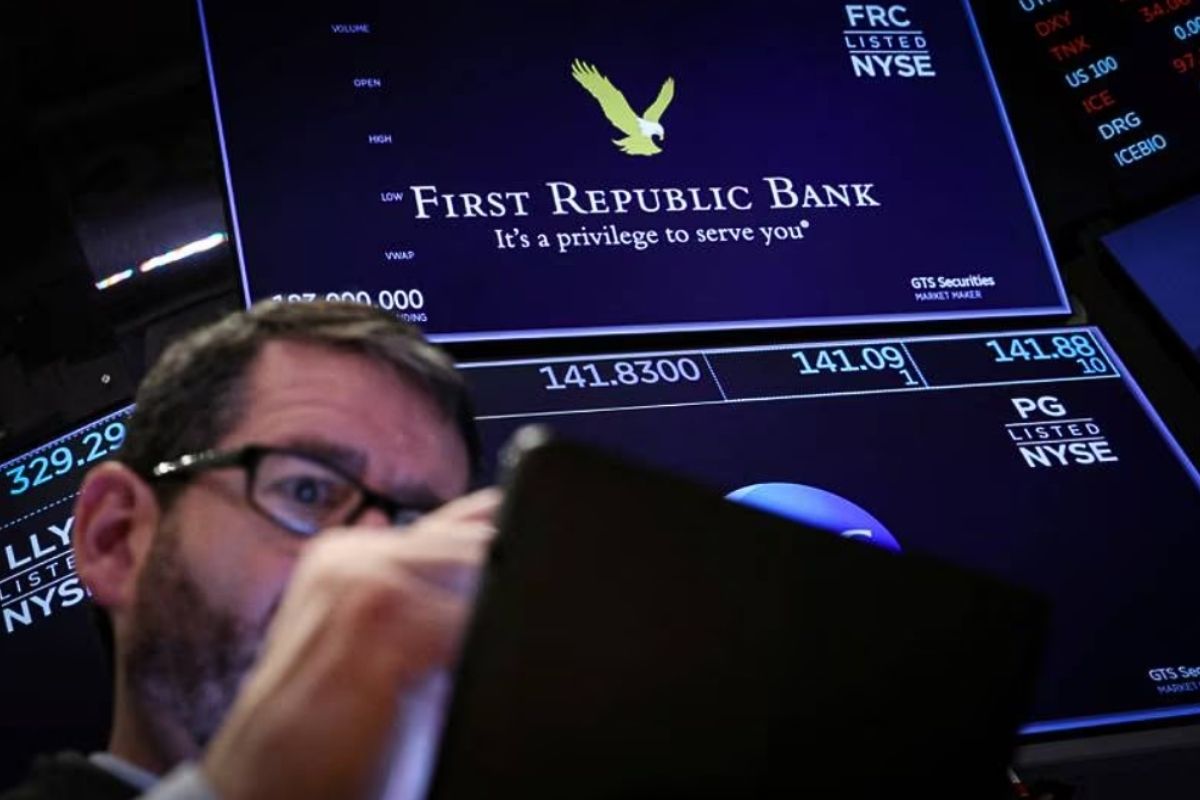 Банкопад разоряет инвесторов: акции американского First Republic Bank упали на 72%