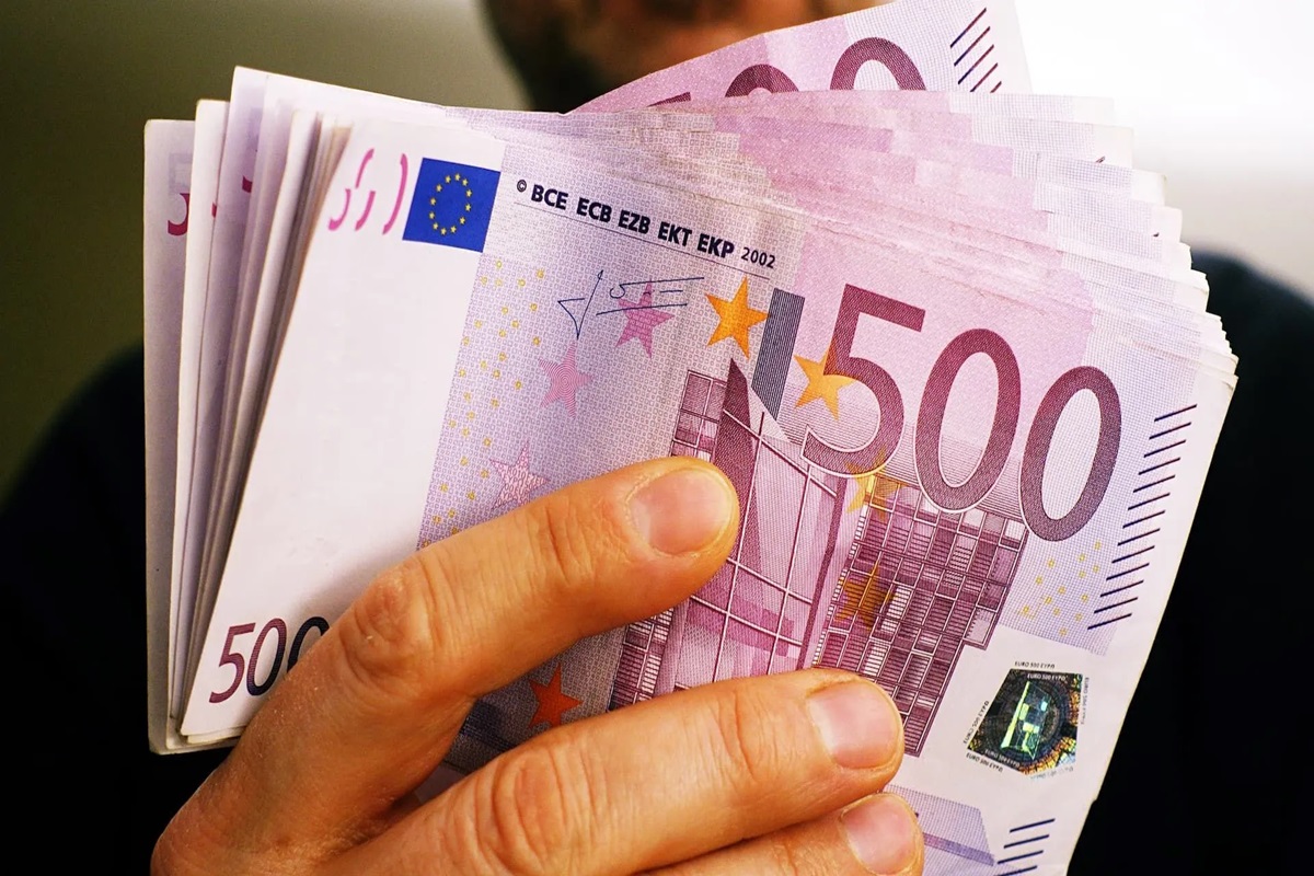 Евро уже почти по 45 гривен: что с ним делать на долгой и короткой дистанциях