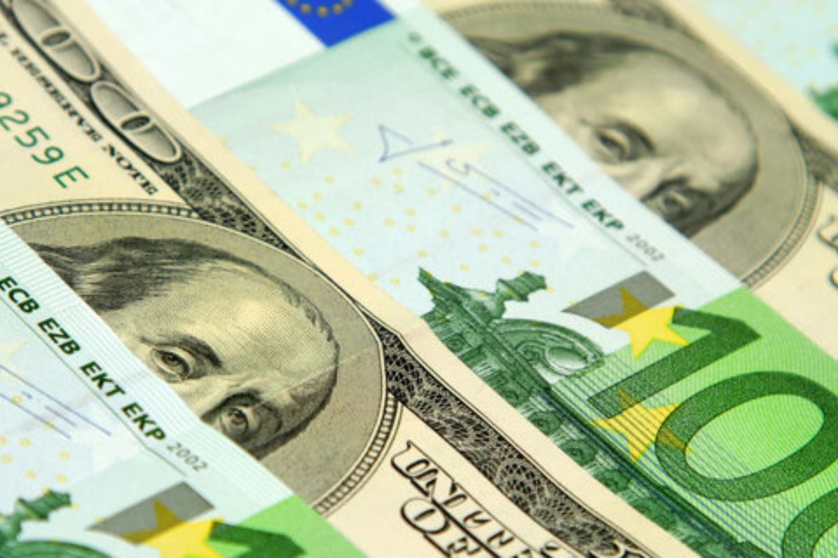 Доллар уже по 42,6, евро в пределах 50 грн: что буде с курсом дальше