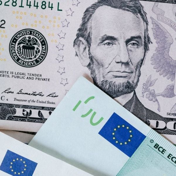 Резкие колебания доллара на межбанке напоминают курсовые манипуляции