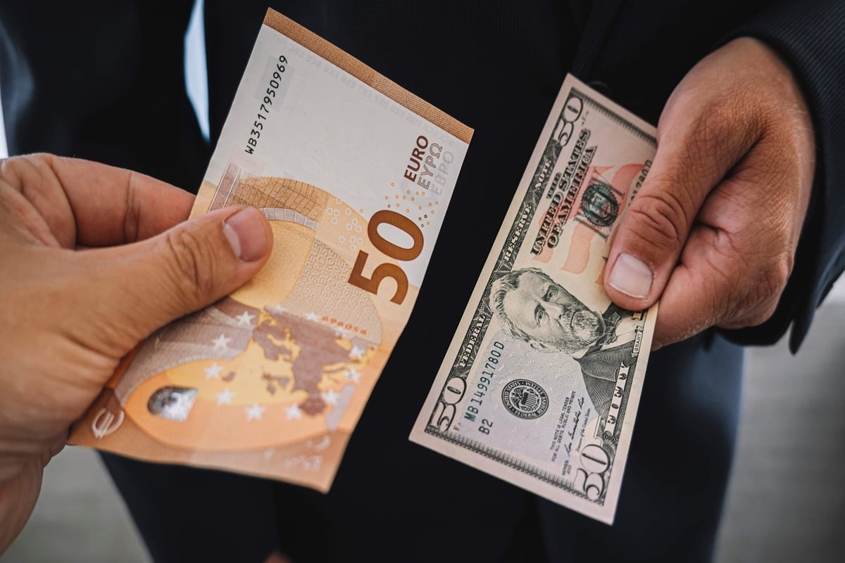 Доллар падает на мировых рынках: самый опасный день для курса гривны к евро на этой неделе