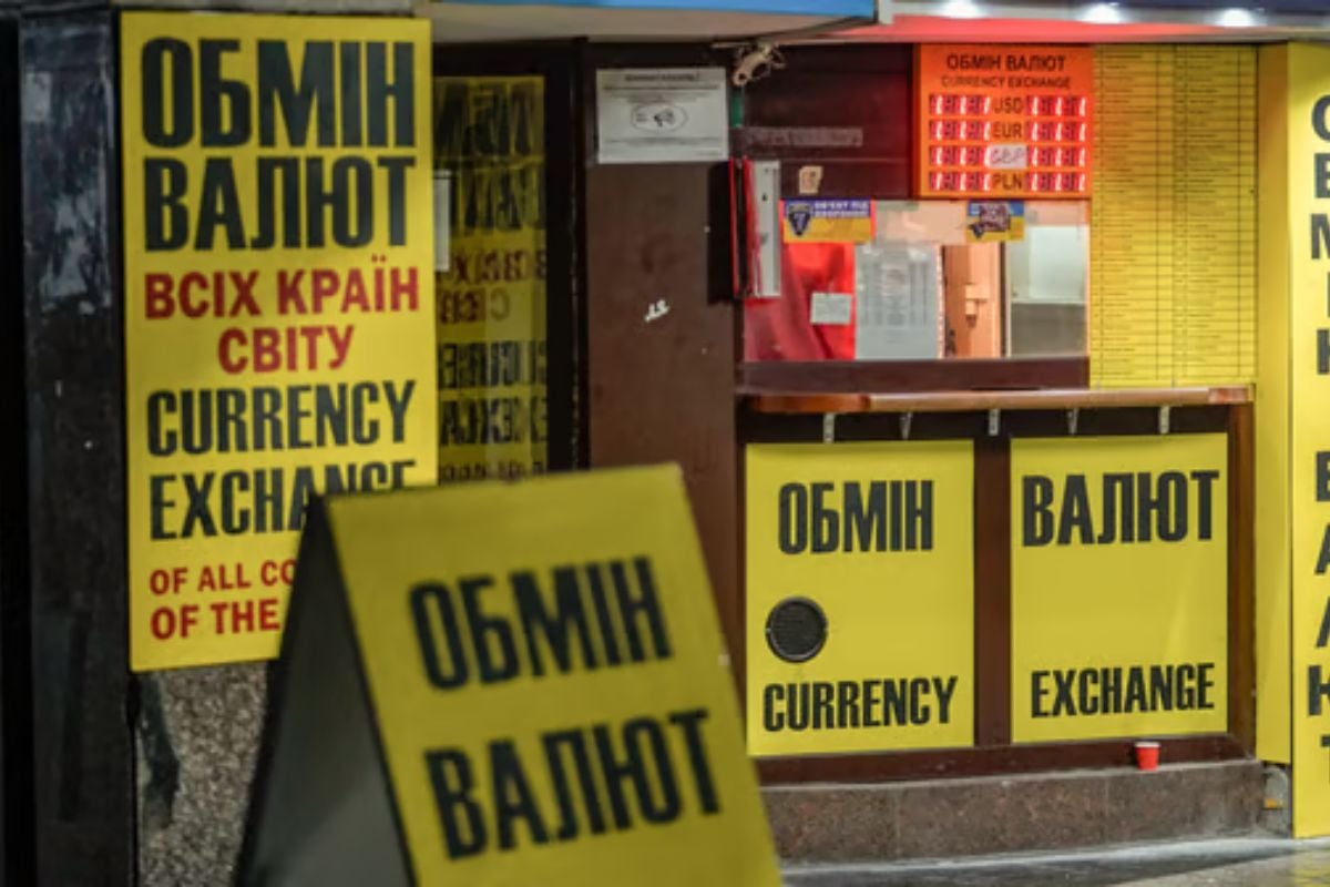 Доллар дорожает, евро уже по 50 грн: до каких пределов вырастет курс на выходных