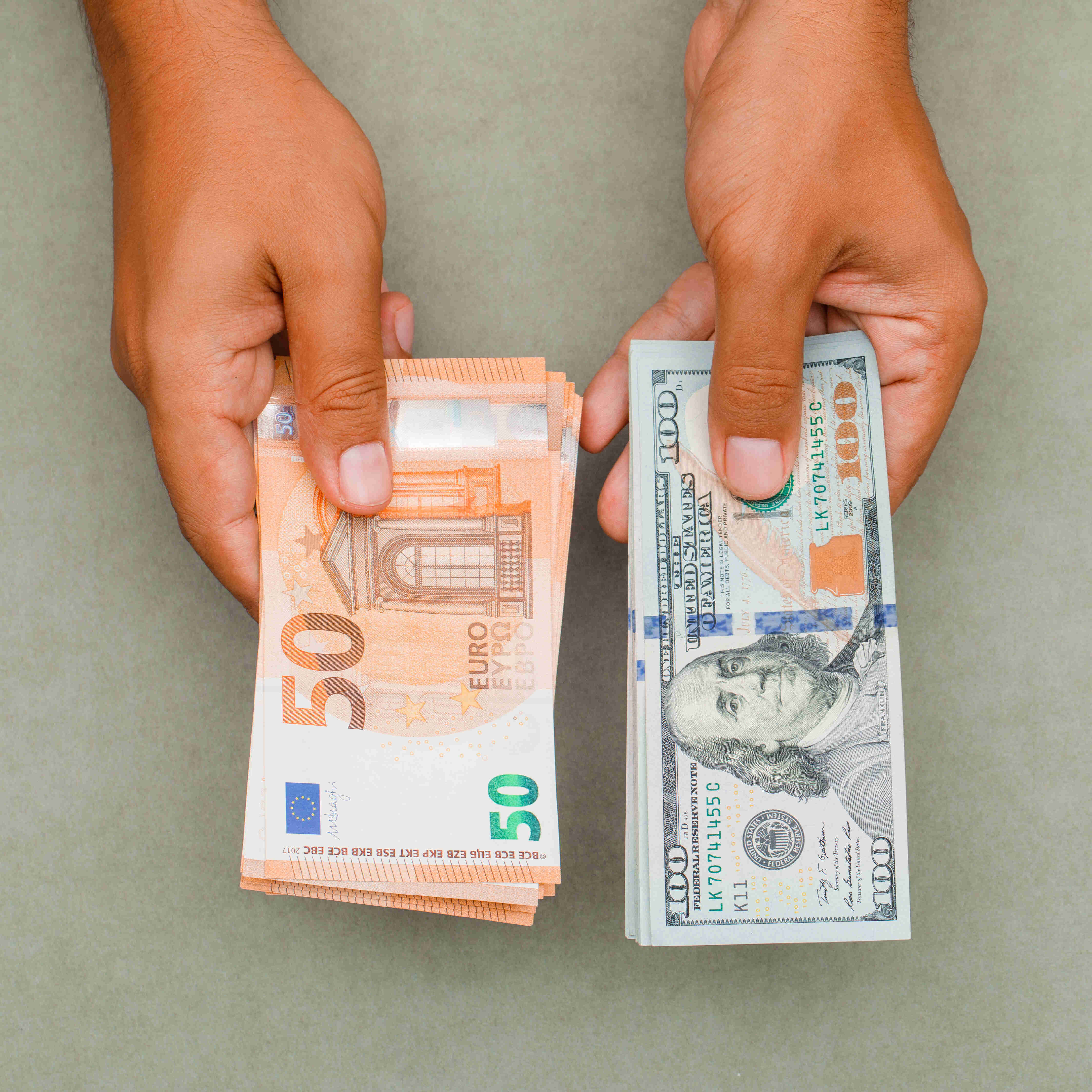 ТОП-5 банків для отримання валюти готівкою під час війни