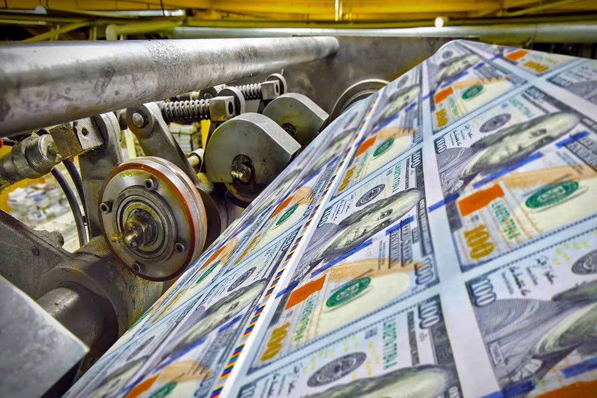 Доллар снова наращивает мощь: что делать со своим долларом под матрасом