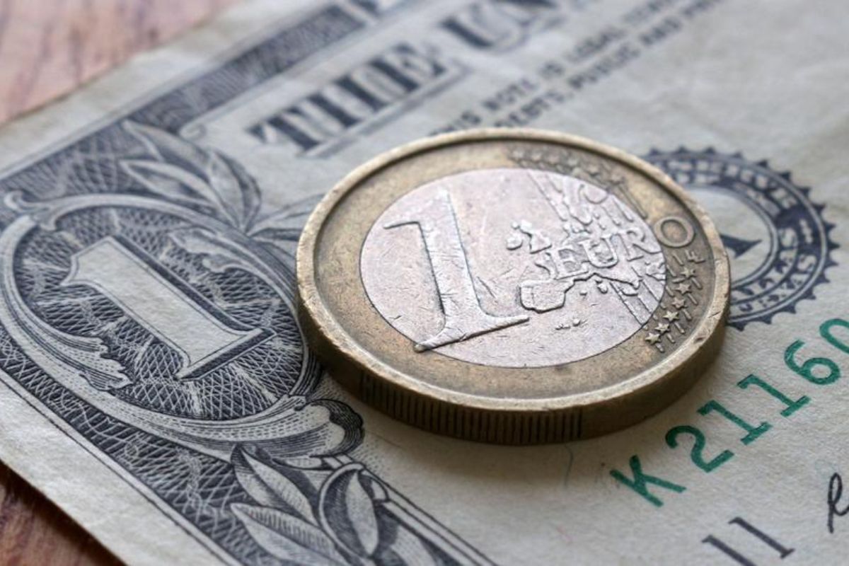 Обменники постараются «качнуть» доллар и заработать на страхах граждан