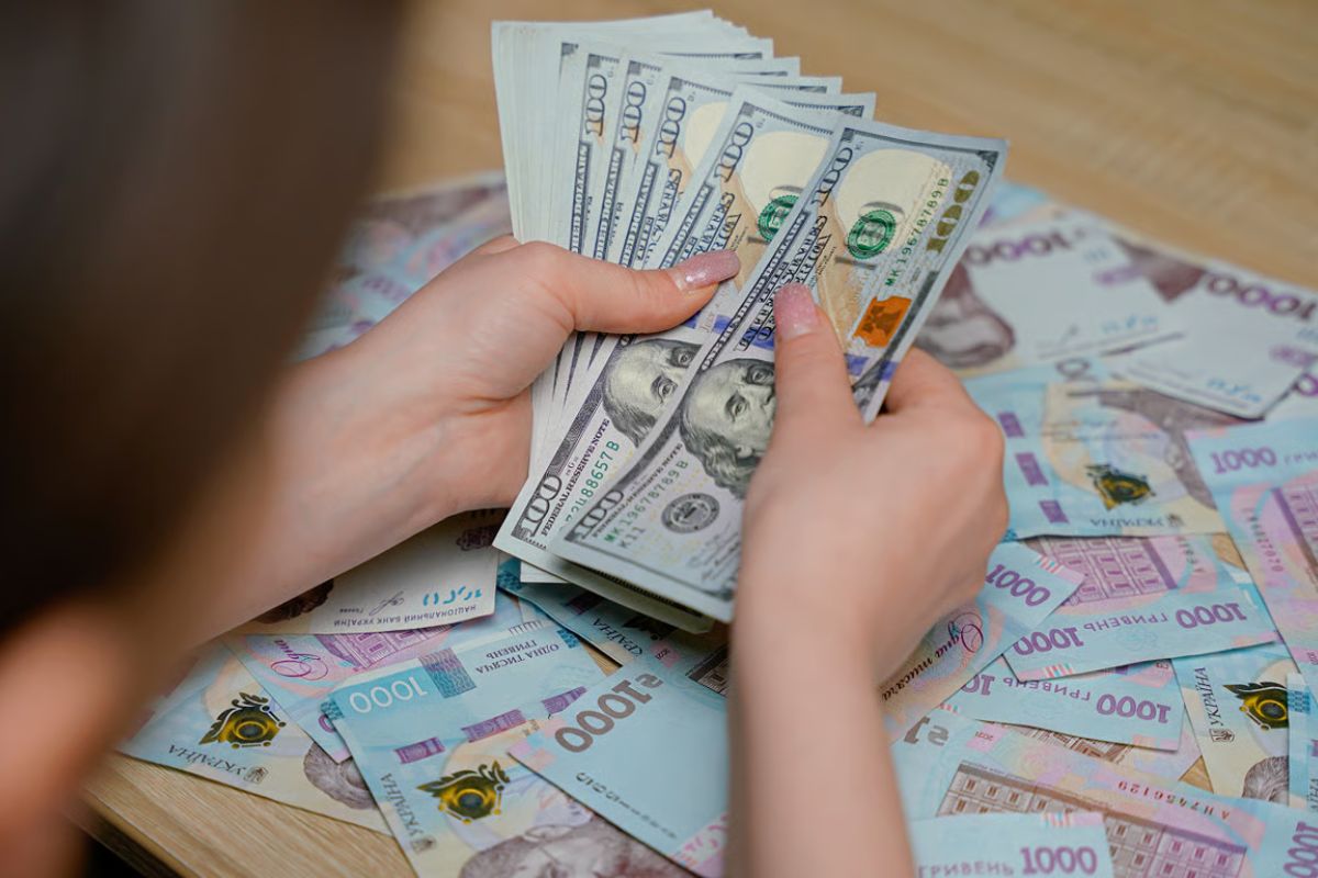 Стоит ли ждать падения курса доллара или надо покупать его уже сейчас