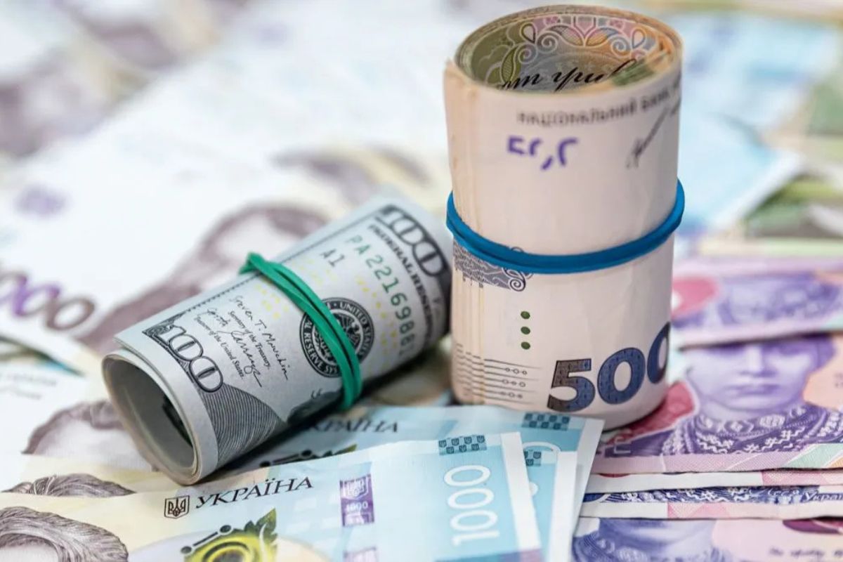 Гривна стремительно падает, продолжится ли ее обвал на выходных