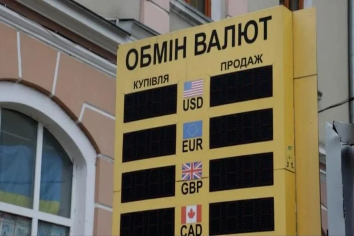 Курсы доллара и евро в обменниках и банках могут сильно отличаться: что происходит