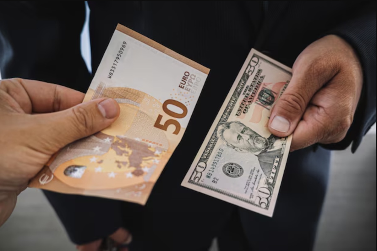 Валютный парадокс на $5,5 млрд: украинцы скупают доллар, банки везут евро 