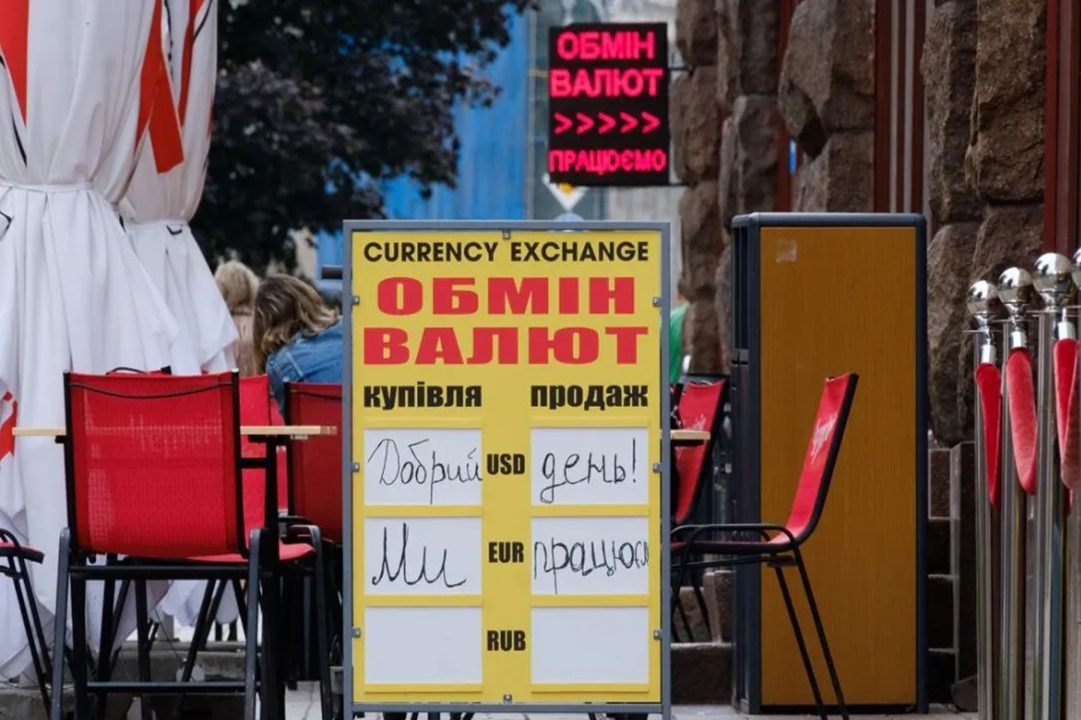 Доллар по 45,10 и новые спреды: с какими ценниками откроются обменники в выходные